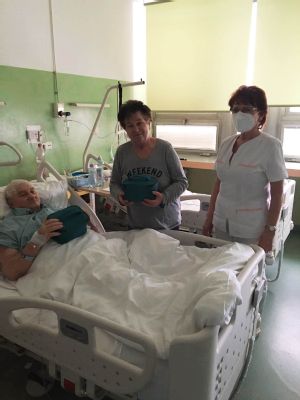 Nemocnica AGEL Bánovce rozdala pacientom seniorom balíčky pomoci