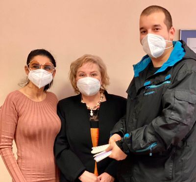 Elektrikár venoval bánovskej nemocnici chrániče uší na respirátory