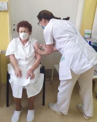 Bánovská nemocnica už zaočkovala prvých 300 záujemcov o očkovanie