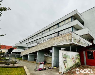 Bánovská nemocnica začína budovať relaxačnú zónu: Prvým krokom sú búracie práce, ktoré dočasne obmedzia pohyb chodcov pred budovou